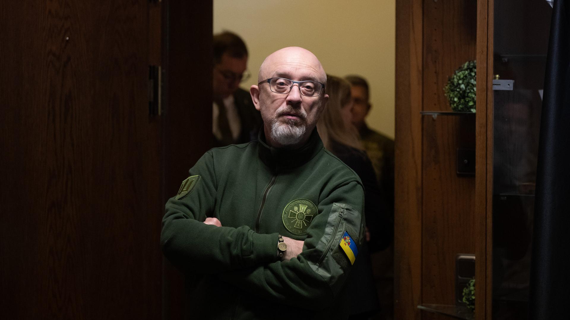 Olexij Resnikow, Verteidigungsminister der Ukraine, steht mit verschränkten Armen vor einer dunkelgetäfelten offenen Tür. Olexij Resnikow, Verteidigungsminister der Ukraine, steht mit verschränkten Armen vor einer dunkelgetäfelten offenen Tür.