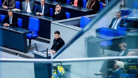 Der ukrainische Präsident Selenskyj hält im Deutschen Bundestag eine Rede.