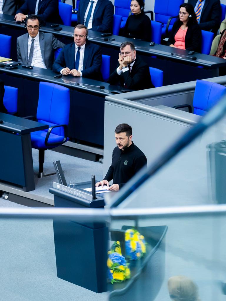 Wolodymyr Selenskyj hält im Deutschen Bundestag eine Rede.