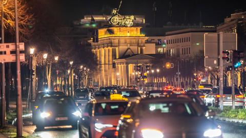 Abendlicher Straßenverkehr auf der Ebertstraße, am Platz des 18.März, am Brandenburger Tor, Berlin, Deutschland Verkehr Berlin 