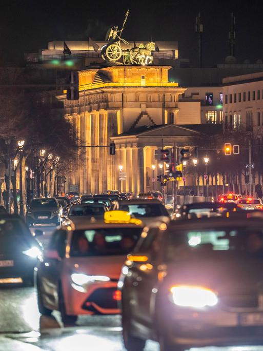 Abendlicher Straßenverkehr auf der Ebertstraße, am Platz des 18.März, am Brandenburger Tor, Berlin, Deutschland Verkehr Berlin 