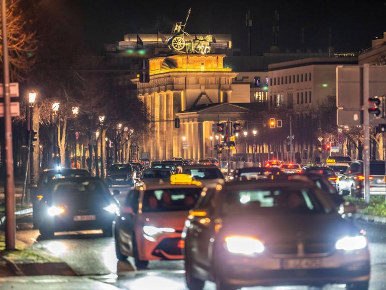 Abendlicher Straßenverkehr auf der Ebertstraße, am Platz des 18.März, am Brandenburger Tor, Berlin, Deutschland Verkehr Berlin 