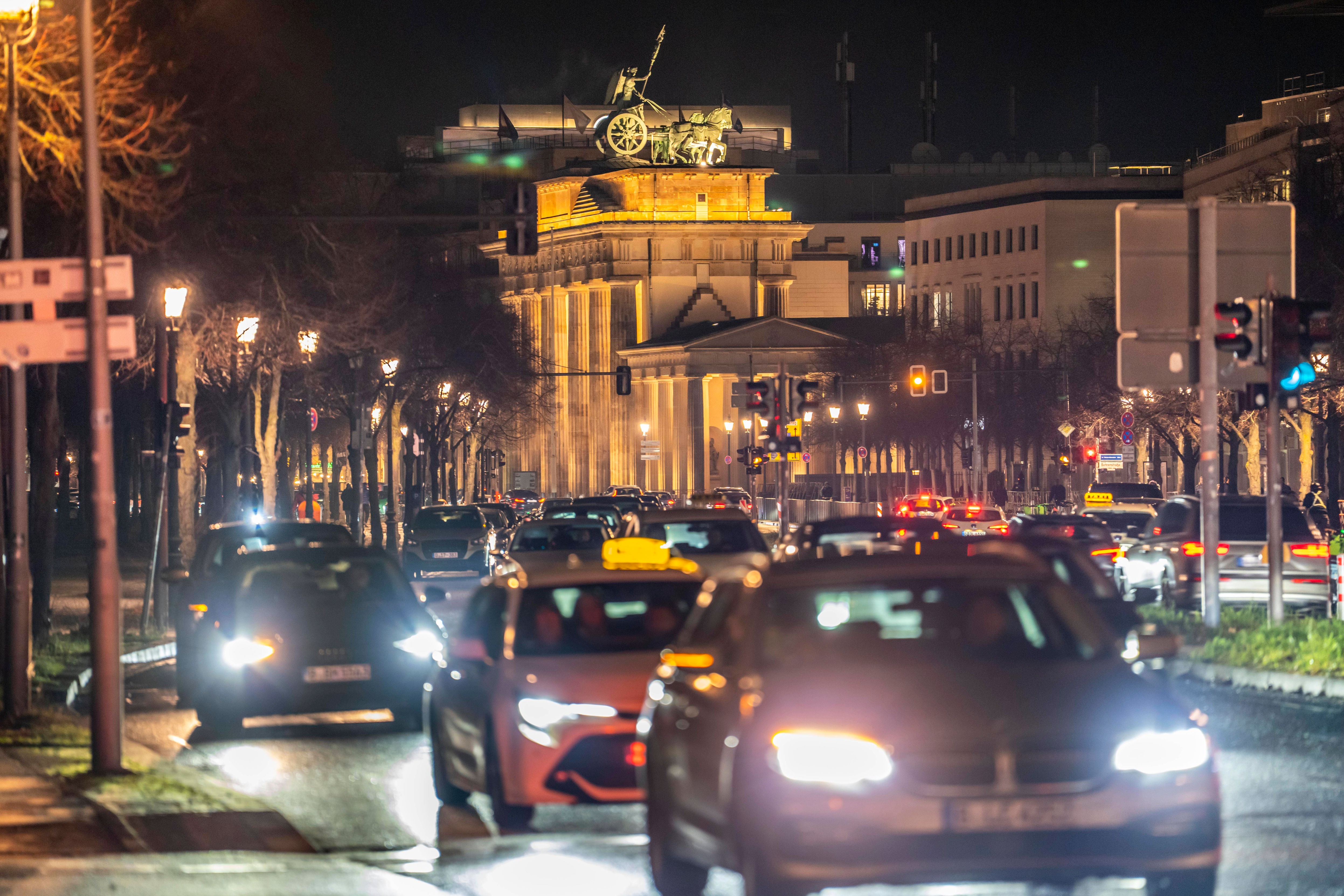 Abendlicher Straßenverkehr auf der Ebertstraße, am Platz des 18.März, am Brandenburger Tor, Berlin, Deutschland Verkehr Berlin 
