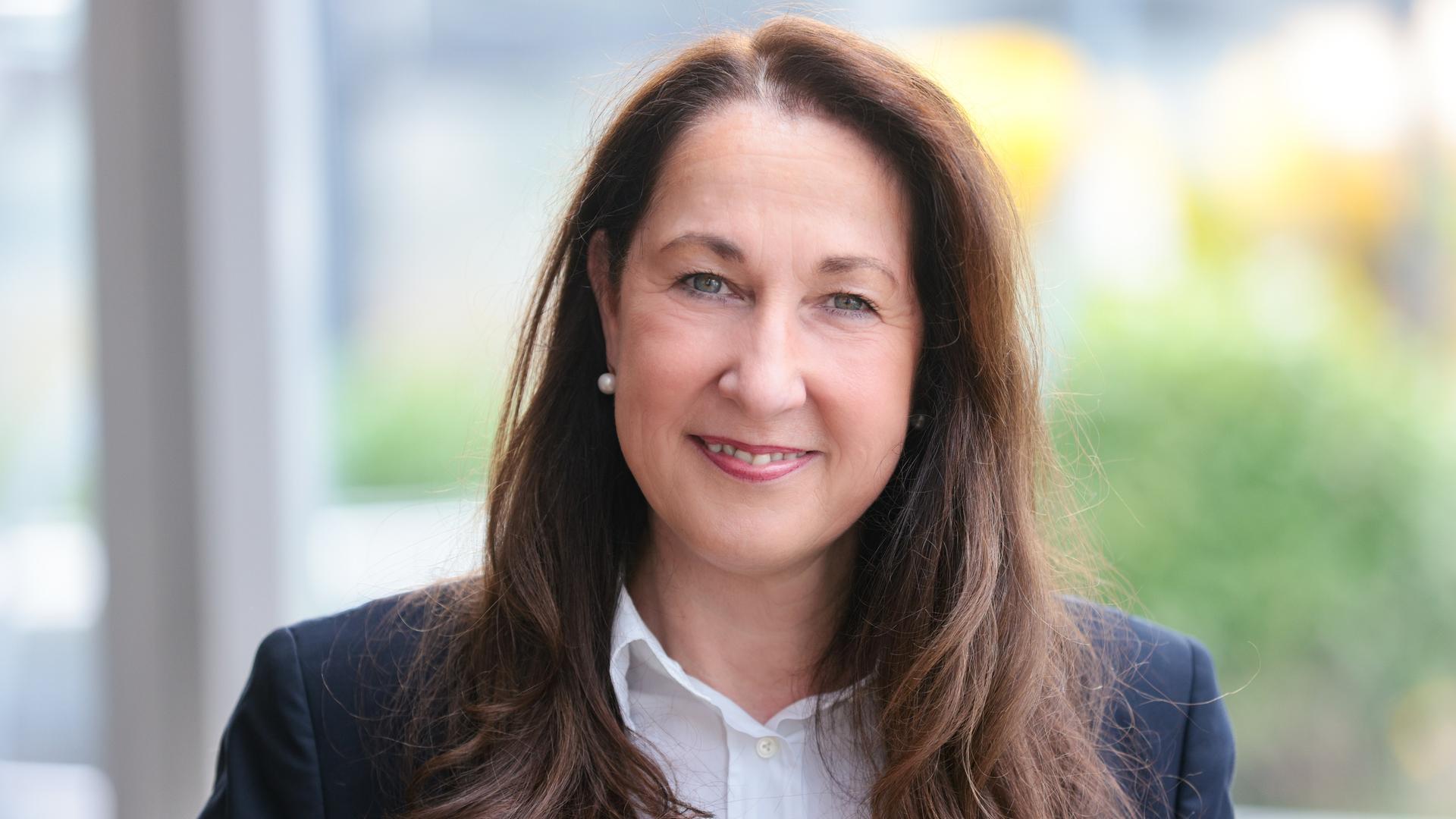 Iris Stalzer auf einem unadatierten Archivbild aus 2025, sie lächelt.
