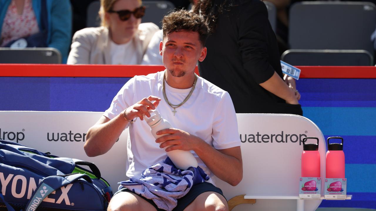 Der Tennisspieler Max Hans Rehberg macht während eines Spiels eine kurze Pause und trinkt. 