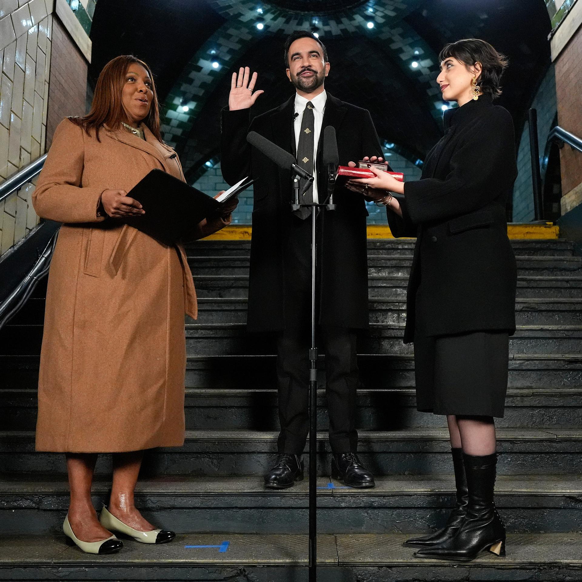 Die Vereidigungszeremonie von New Yorks Bürgermeister Zohran Mamdani in einer früheren U-Bahnstation.