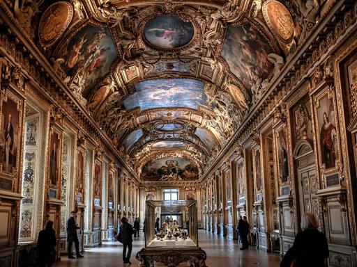  Blick in die Galerie d'Apollon im Louvre. Über eine Gebäudeseite, wo gerade Bauarbeiten stattfinden, sind vermummte Täter in das Museum eingedrungen - sie sollen Schmuck aus der Sammlung Napoleons gestohlen haben und dann geflüchtet sein.