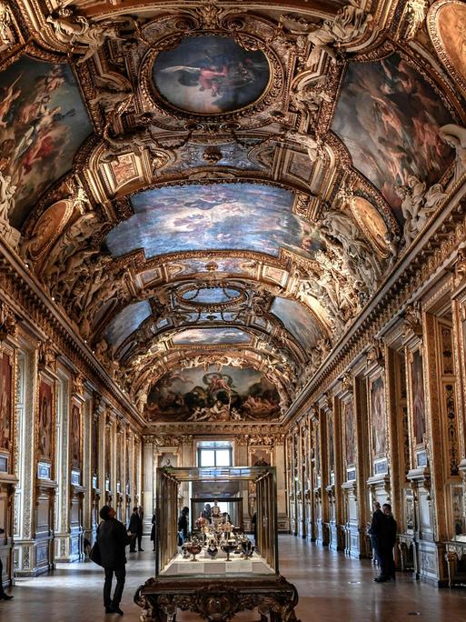 Blick in die Galerie d'Apollon im Louvre. Über eine Gebäudeseite, wo gerade Bauarbeiten stattfinden, sind vermummte Täter in das Museum eingedrungen - sie sollen Schmuck aus der Sammlung Napoleons gestohlen haben und dann geflüchtet sein.