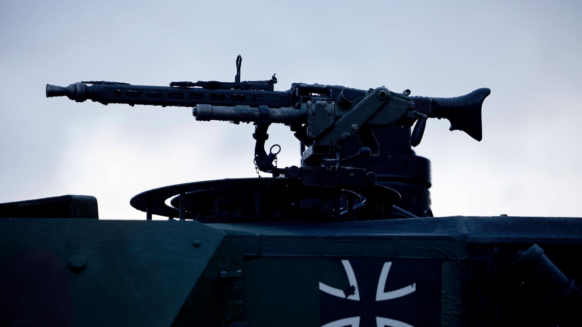Zu sehen ist ein Maschnengewehr auf einem Panzer vom Typ Leopard 2  