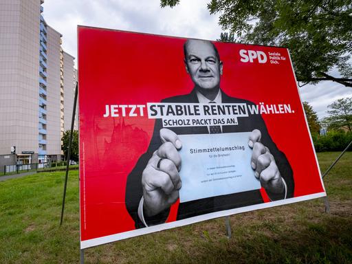 Wahlplakat der SPD mit dem damaligen Kanzlerkandidaten Olaf Scholz zur Bundestagswahl im September 2021 vor einem Hochhaus. Auf dem Plakat steht "Jetzt stabile Renten wählen".
