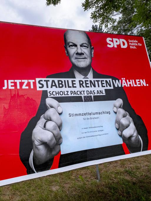 Wahlplakat der SPD mit dem damaligen Kanzlerkandidaten Olaf Scholz zur Bundestagswahl im September 2021 vor einem Hochhaus. Auf dem Plakat steht "Jetzt stabile Renten wählen".