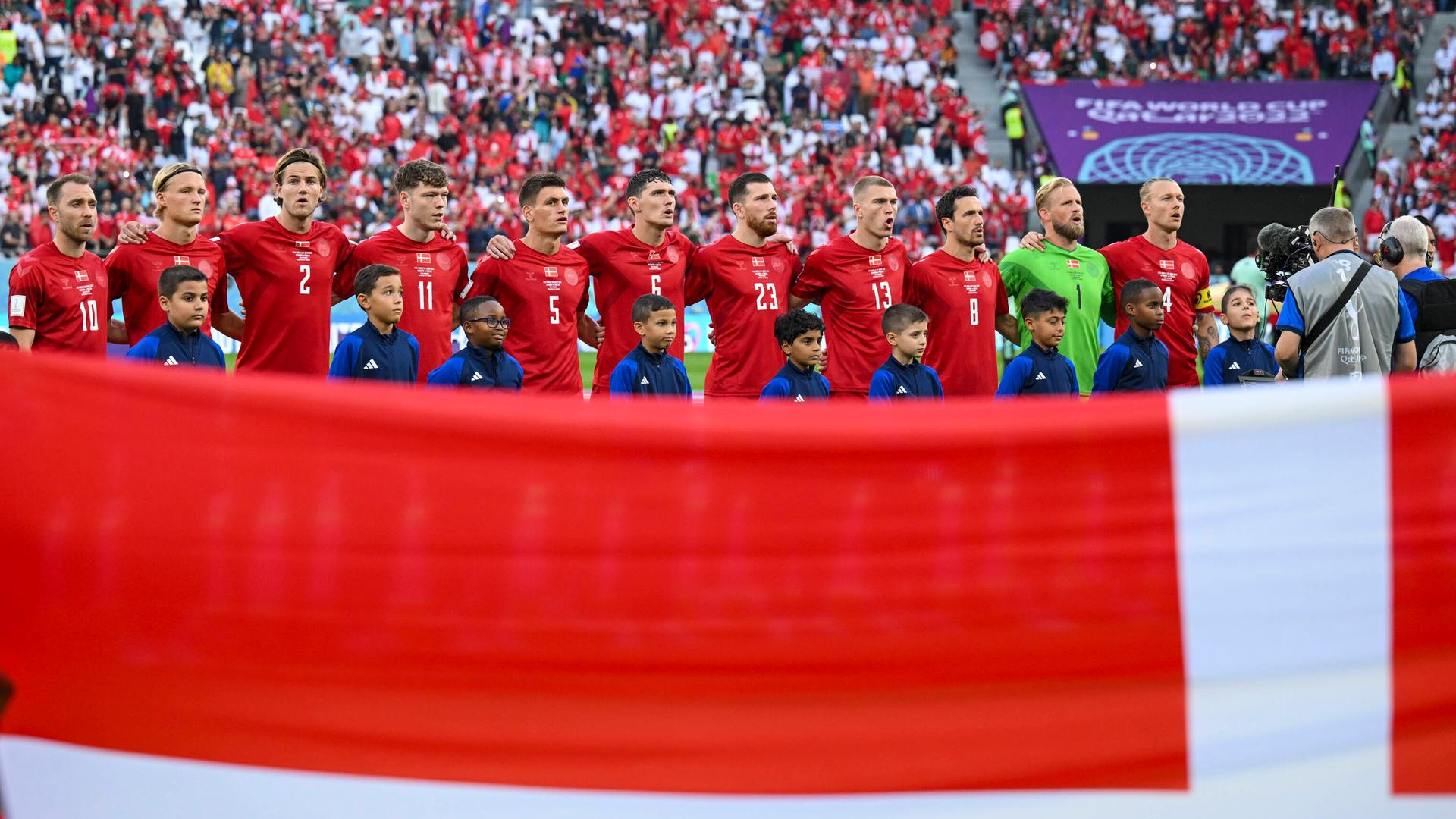 Dänische Fußballspieler beim singen ihrer Nationalhymne bei der WM 2022.