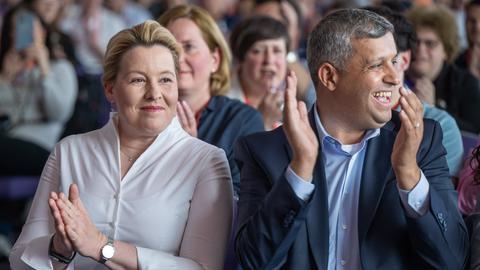 Zu sehen sind Franziska Giffey, links, und Raed Saleh, Landesvorsitzende der SPD Berlin, während eines Landesparteitags.