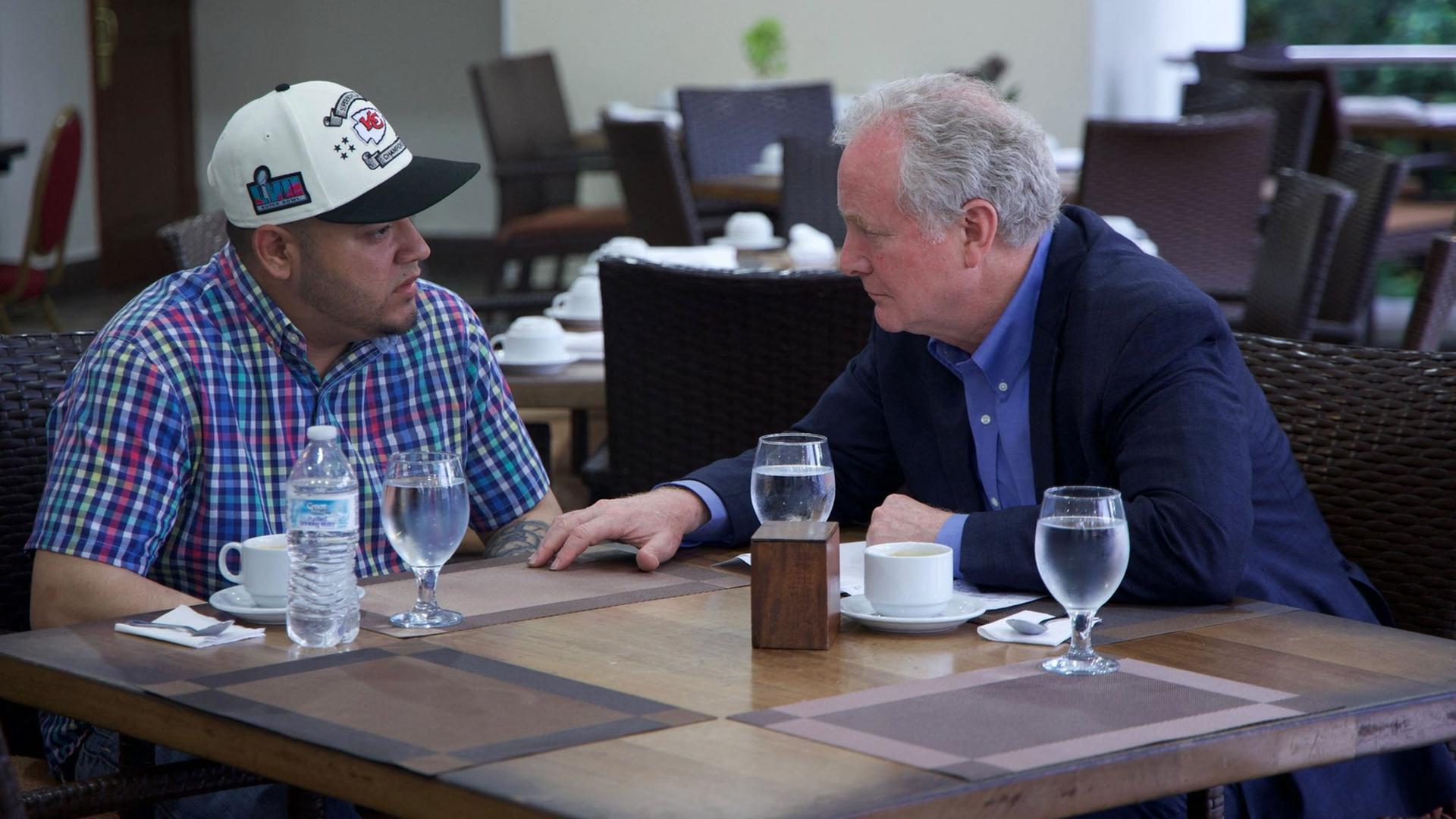 Das vom X-Account des US-Senators Chris Van Hollen (rechts) stammende Bild zeigt den Politiker gemeinsam mit Kilmar Ábrego García in El Salvador. Beide sitzen an einem Tisch. Das vom X-Account des US-Senators Chris Van Hollen (rechts) stammende Bild zeigt den Politiker gemeinsam mit Kilmar Ábrego García in El Salvador. Beide sitzen an einem Tisch.