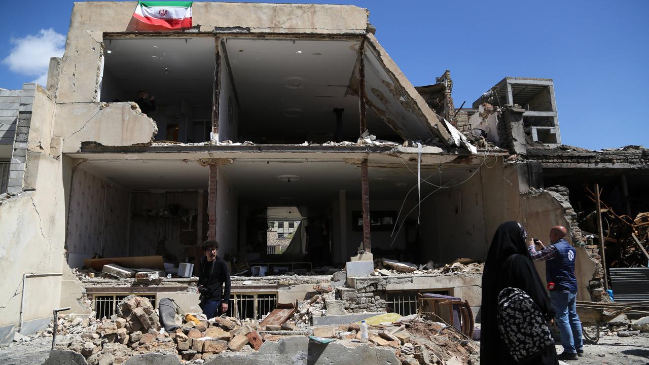 Personen stehen vor einem Gebäude in der iranischen Stadt Karadsch. Das Gebäude wurde laut Angaben der Bildagentur während eines Angriffs durch amerikanische oder israelische Streitkräfte stark beschädigt.
Personen stehen vor einem Gebäude in der iranischen Stadt Karadsch. Das Gebäude wurde laut Angaben der Bildagentur während eines Angriffs durch amerikanische oder israelische Streitkräfte stark beschädigt.