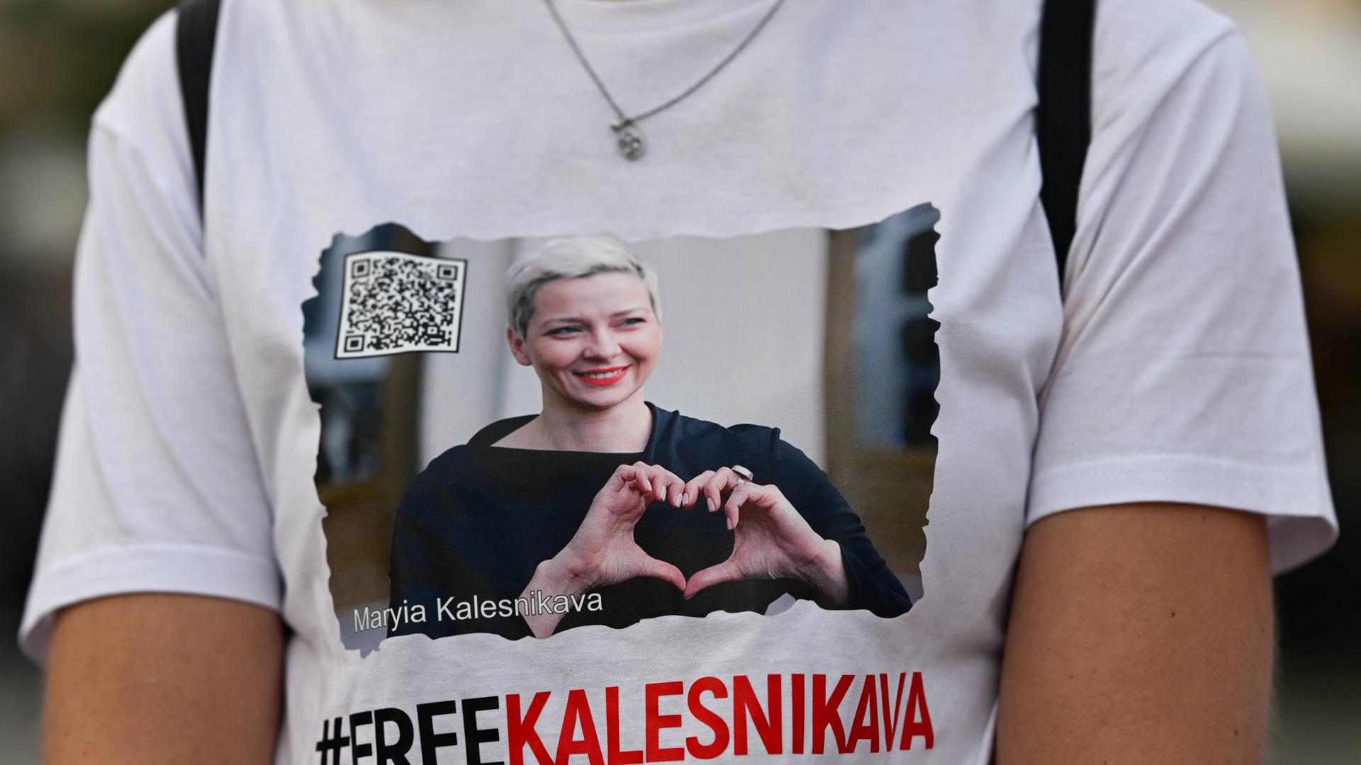 Ein Bild der inhaftierten belarussischen Aktivistin Maria Kolesnikowa auf einem weißen T-Shirt. Darunter der Satz: "Free Kalesnikava". (Befreit Kolesnikowa) 