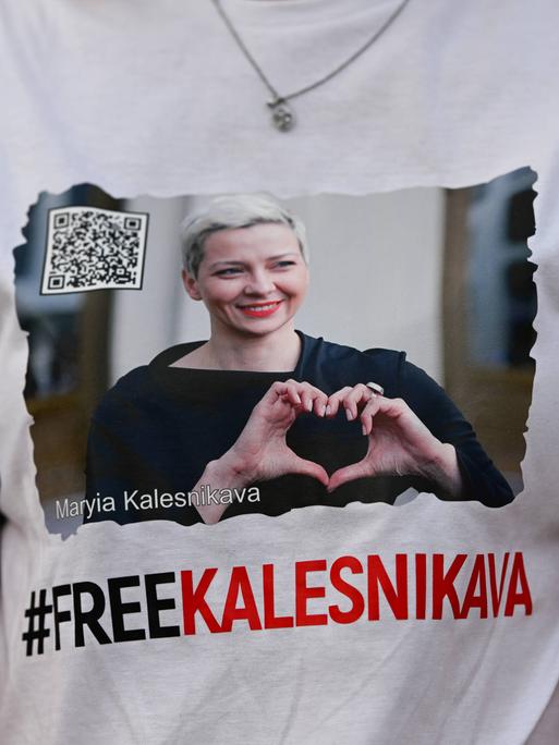 Ein Bild der inhaftierten belarussischen Aktivistin Maria Kolesnikowa auf einem weißen T-Shirt. Darunter der Satz: "Free Kalesnikava". (Befreit Kolesnikowa) 