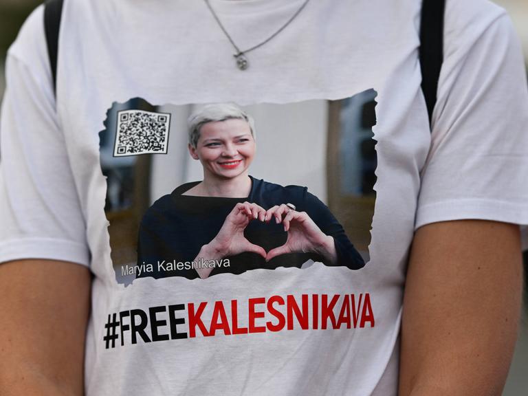 Ein Bild der inhaftierten belarussischen Aktivistin Maria Kolesnikowa auf einem weißen T-Shirt. Darunter der Satz: "Free Kalesnikava". (Befreit Kolesnikowa) 