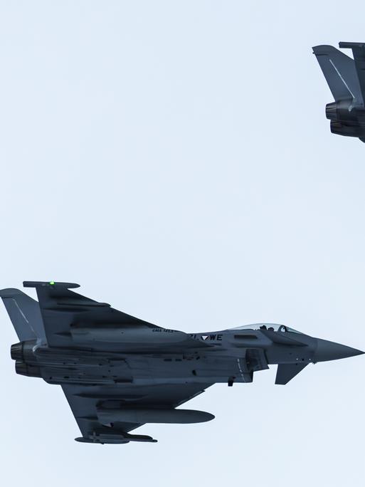Zwei Eurofighter-Kampfjets in der Luft