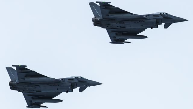 Zwei Eurofighter-Kampfjets in der Luft