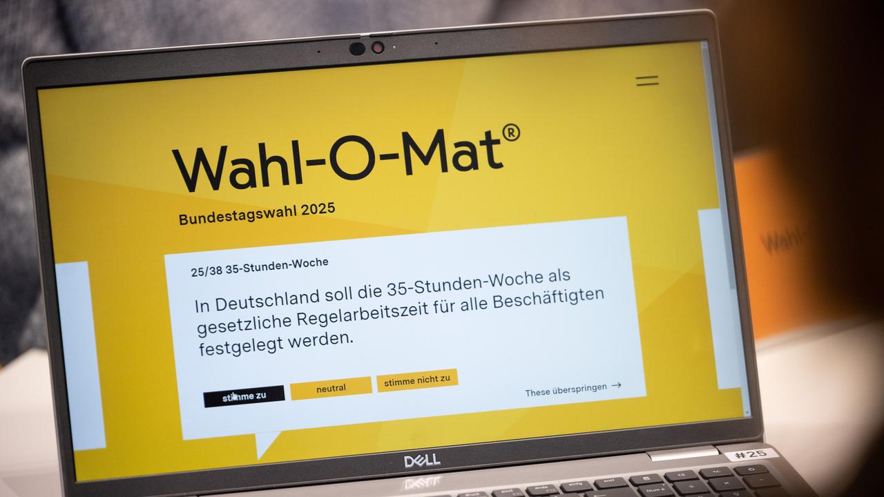 Auf einem Laptop ist die Internet-Seite von dem Wahl-O-Mat zu sehen.