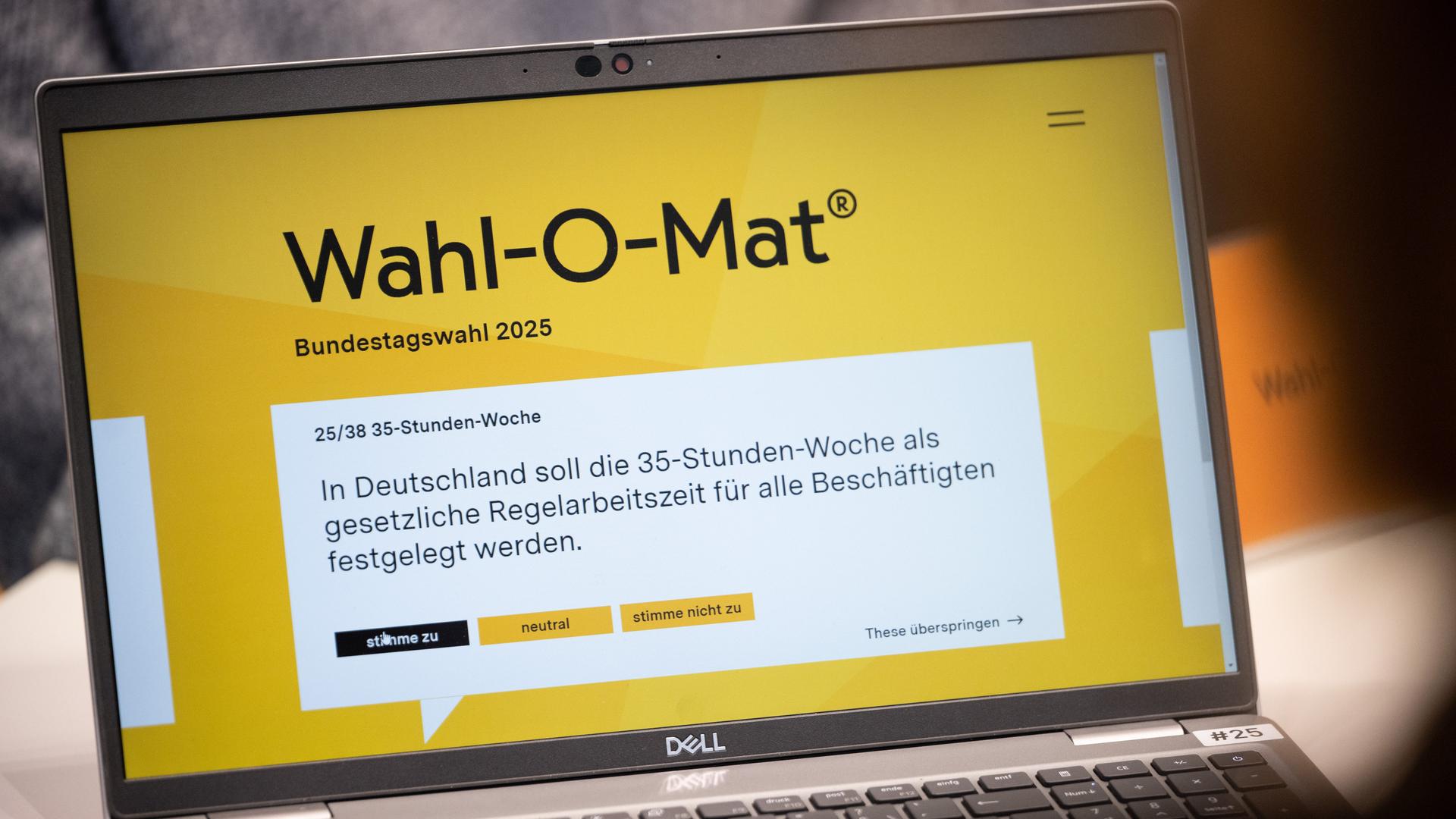 Die Webseite des Wahl-O-Mat zur Bundestagswahl 2025 ist bei der Vorstellung auf dem Bildschirm eines Laptops zu sehen.