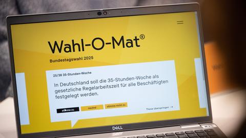 Die Webseite des Wahl-O-Mat zur Bundestagswahl 2025 ist bei der Vorstellung auf dem Bildschirm eines Laptops zu sehen.