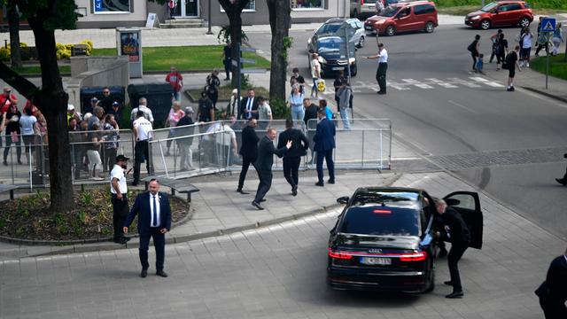 Slowakei, Handlova: Leibwächter bringen den slowakischen Ministerpräsidenten Robert Fico in einem Auto vom Ort des Geschehens in Sicherheit. 
