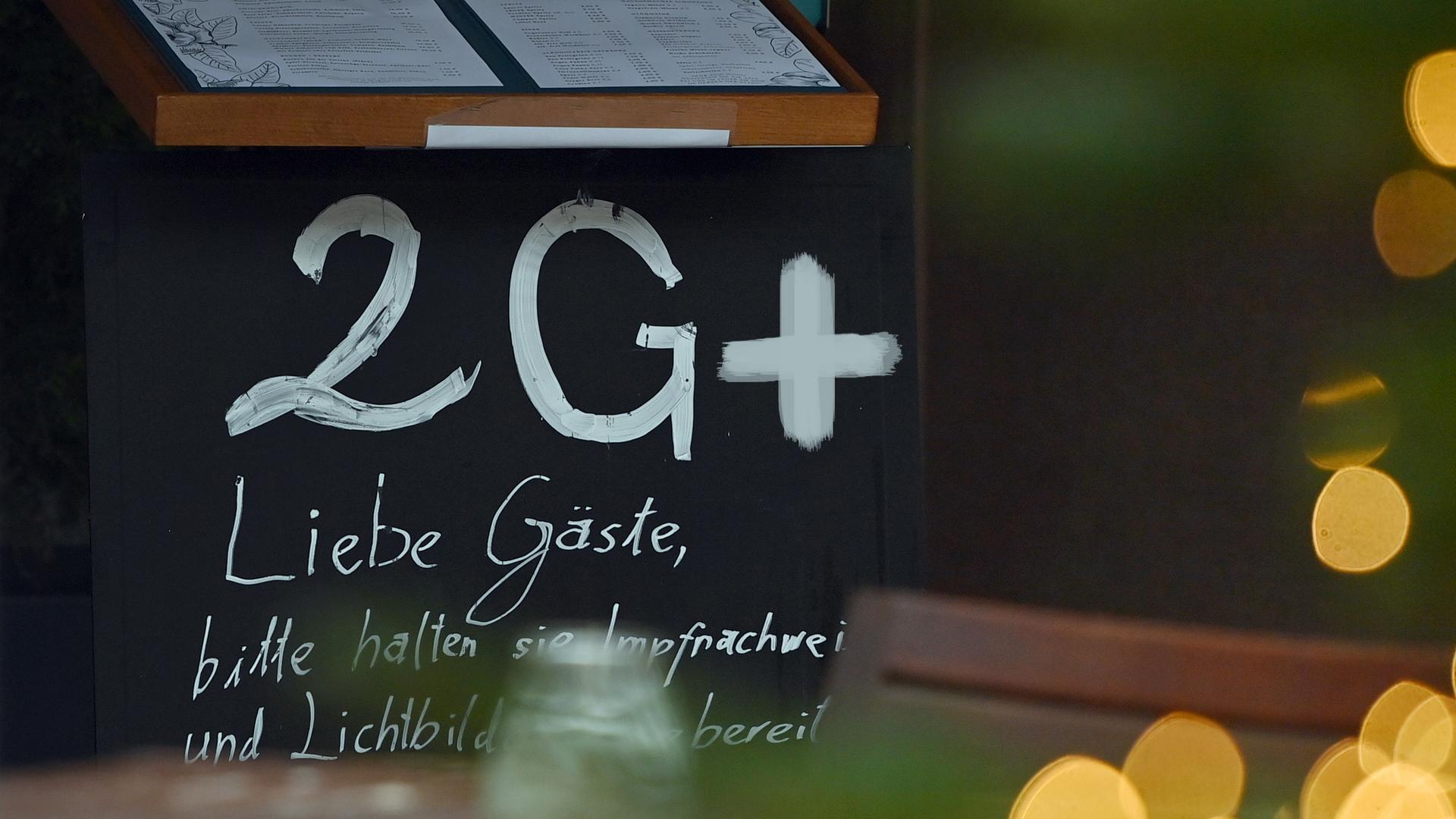 Einführung der 2G Plus Regel in Gaststätten und Restaurants: Ein Schild an der Eingangstür weist auf die 2G+ Regel in einem Restaurant in München hin.