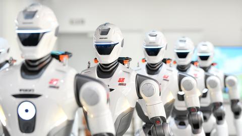 Mehrere humanoide Roboter der chinesischen Firma EngineAI stehen in einer Reihe. Mehrere humanoide Roboter der chinesischen Firma EngineAI stehen in einer Reihe.