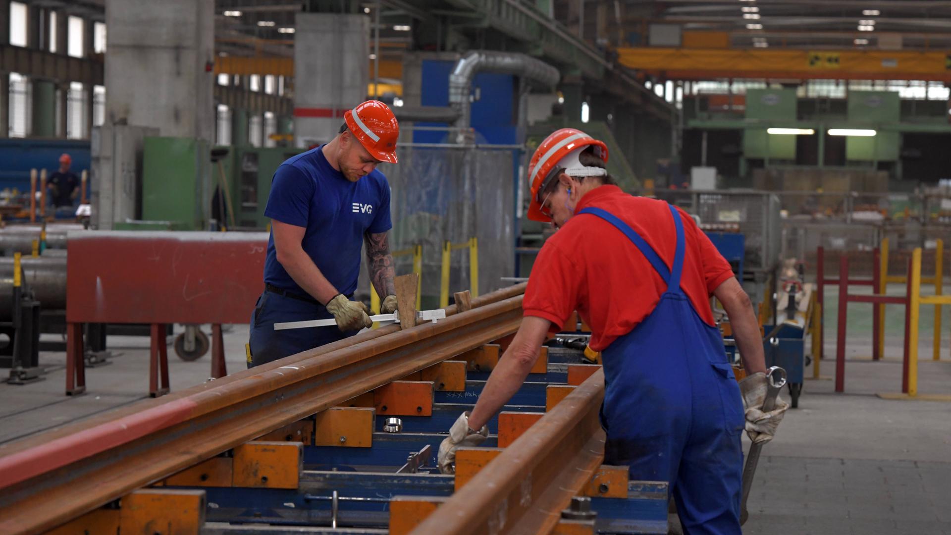 Arbeiter im Wittener Werk Oberbaustoffebeim Bau von Weichen für das Bahnnetz. 