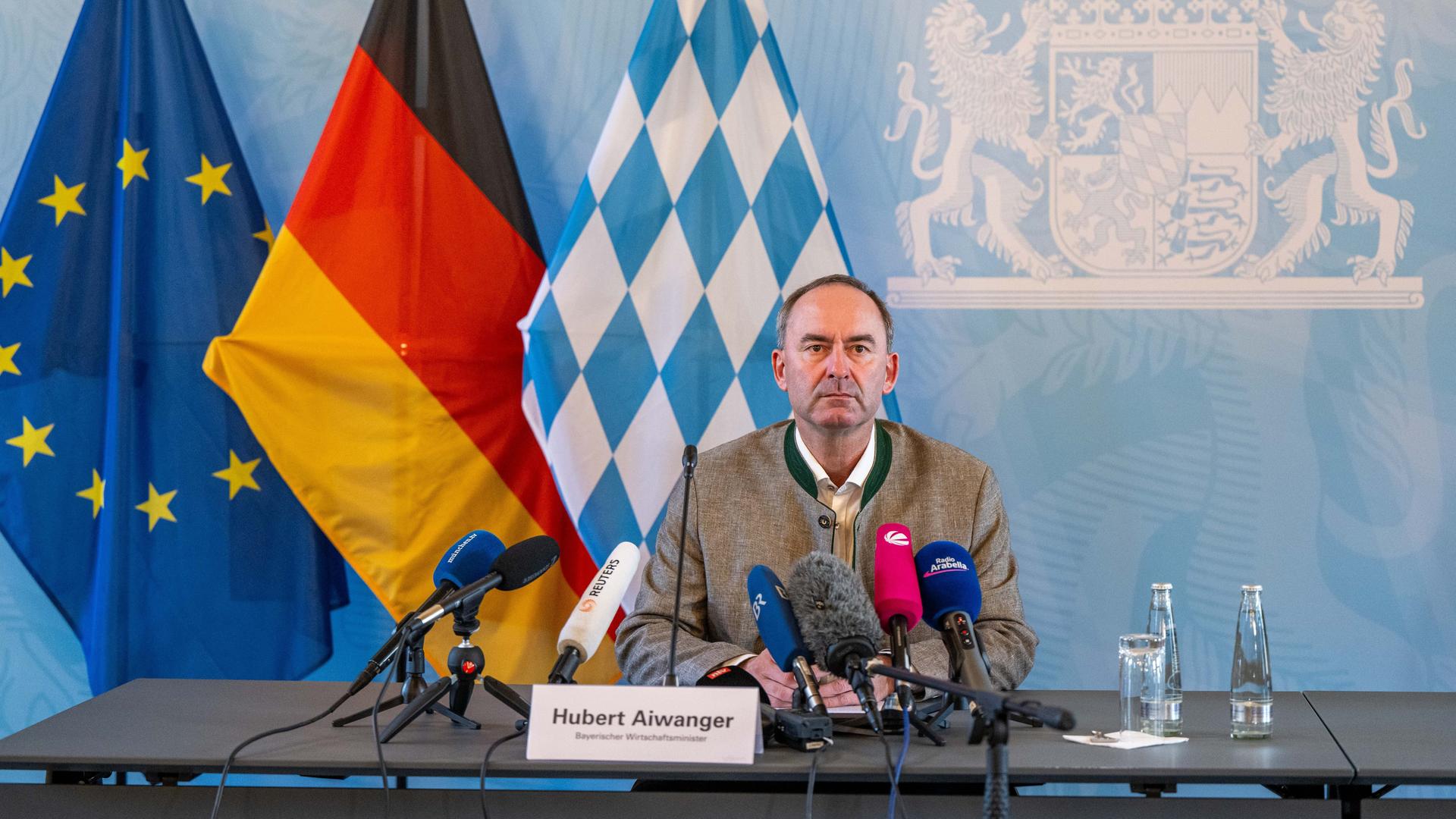 Hubert Aiwanger (Freie Wähler), Staatsminister für Wirtschaft, Landesentwicklung und Energie von Bayern, spricht auf einer Pressekonferenz. 