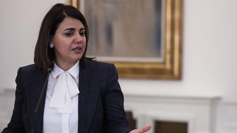 Die frühere libysche Außenministerin Nadschla al-Mangusch steht hinter einem Rednerpult und gestikuliert mit der linken Hand.