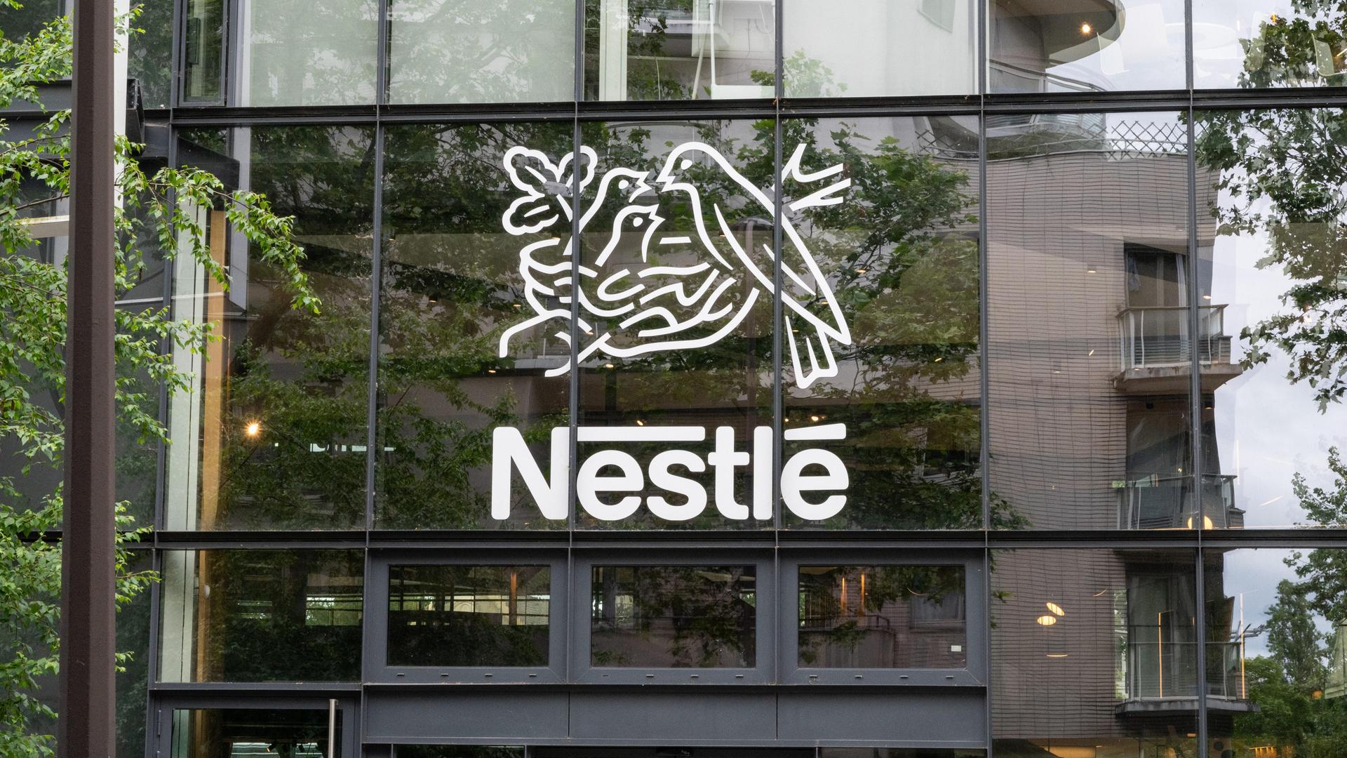 Der Hauptsitz des Nahrungsmittelkonzerns Nestlé in Issy-les-Moulineaux nahe Paris mit dem Schriftzug Nestlé und den Umrissen eines Vogelnestes mit zwei Jungen, die gefüttert werden.