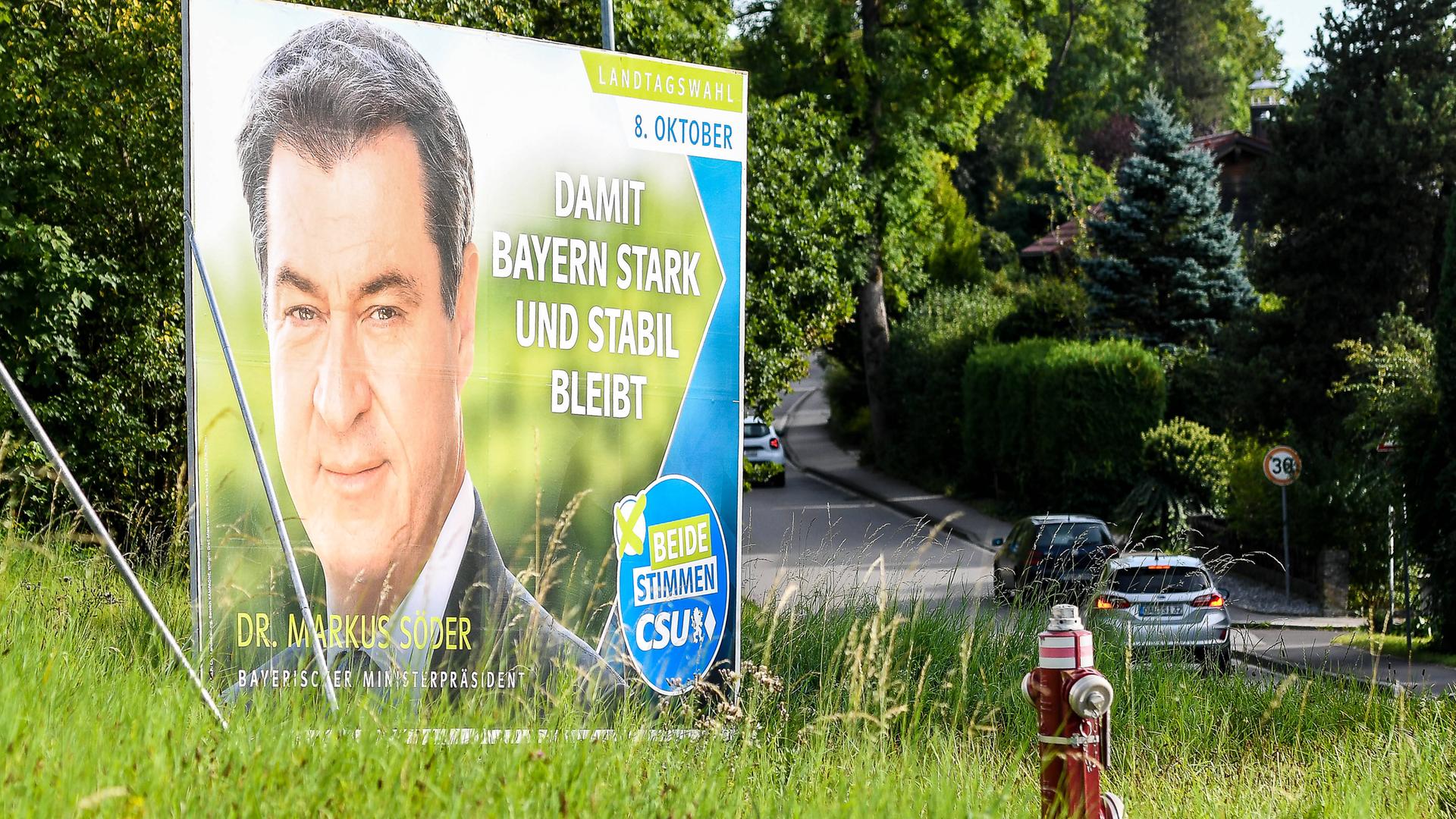 Wahlplakat der CSU mit Ministerpräsident Markus Söder in Kaufbeuren. 