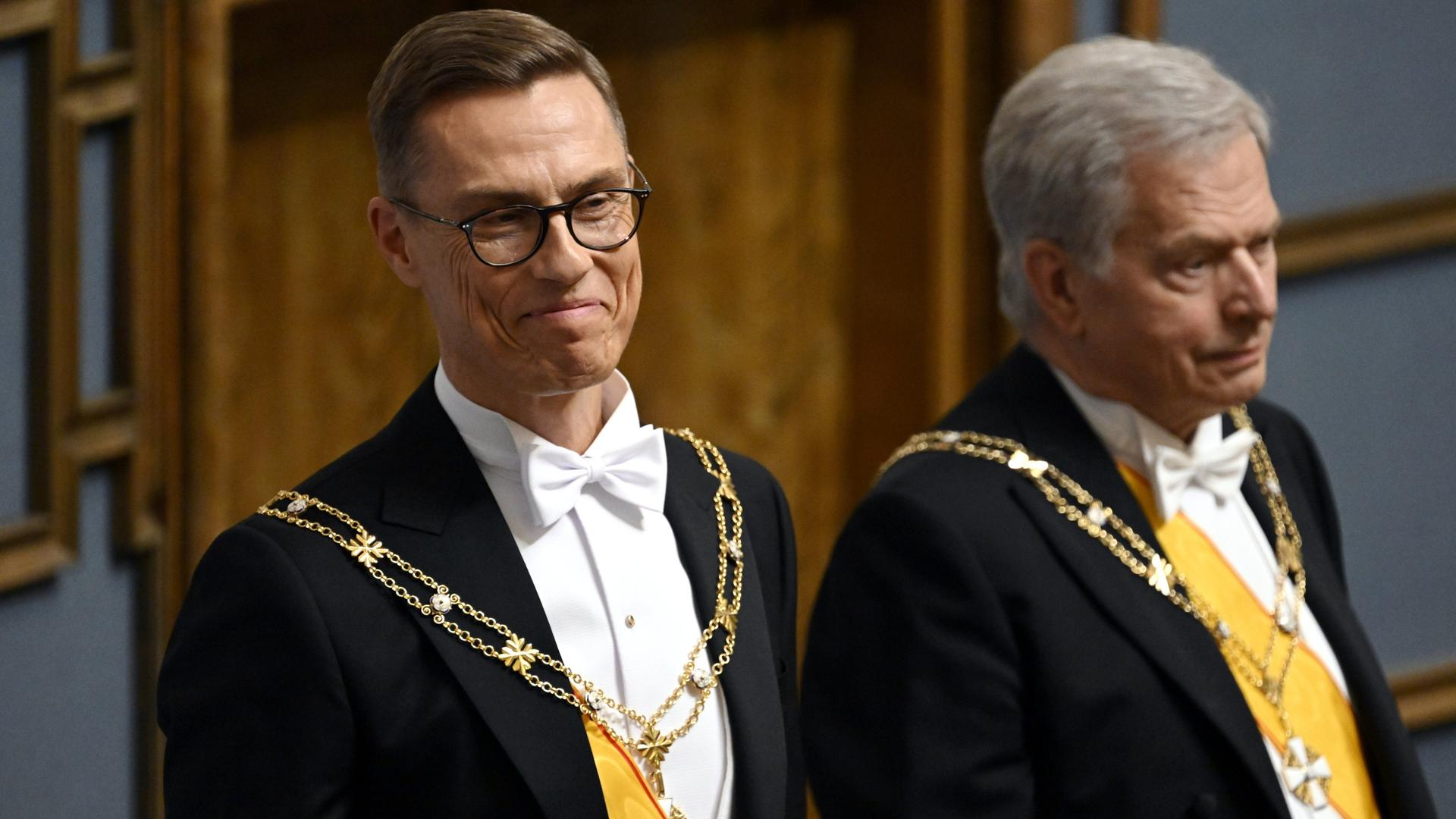 Helsinki: Alexander Stubb (l), neu gewählter Präsident von Finnland, und Sauli Niinistö, amtierender Präsident von Finnland, in der Plenarsitzung des Parlaments während der Amtseinführung des Präsidenten. Helsinki: Alexander Stubb (l), neu gewählter Präsident von Finnland, und Sauli Niinistö, amtierender Präsident von Finnland, in der Plenarsitzung des Parlaments während der Amtseinführung des Präsidenten.