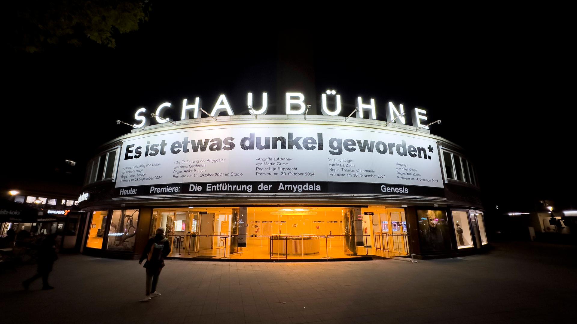 Die Berliner Schaubühne protestiert gegen geplante Kuerzungen um 10 Prozent im Berliner Kulturbereich durch den Senat mit dem Zitat "Es ist etwas Dunkel geworden" aus dem Stück "change" von Maja Zade auf einem Plakat an der Außenfassade. 