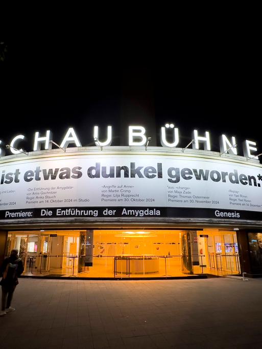 Die Berliner Schaubühne protestiert gegen geplante Kuerzungen um 10 Prozent im Berliner Kulturbereich durch den Senat mit dem Zitat "Es ist etwas Dunkel geworden" aus dem Stück "change" von Maja Zade auf einem Plakat an der Außenfassade. 