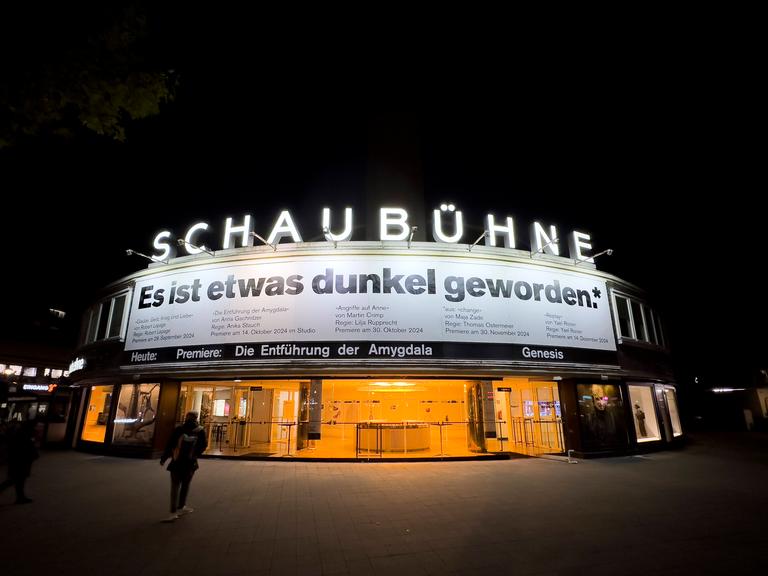 Die Berliner Schaubühne protestiert gegen geplante Kuerzungen um 10 Prozent im Berliner Kulturbereich durch den Senat mit dem Zitat "Es ist etwas Dunkel geworden" aus dem Stück "change" von Maja Zade auf einem Plakat an der Außenfassade. 