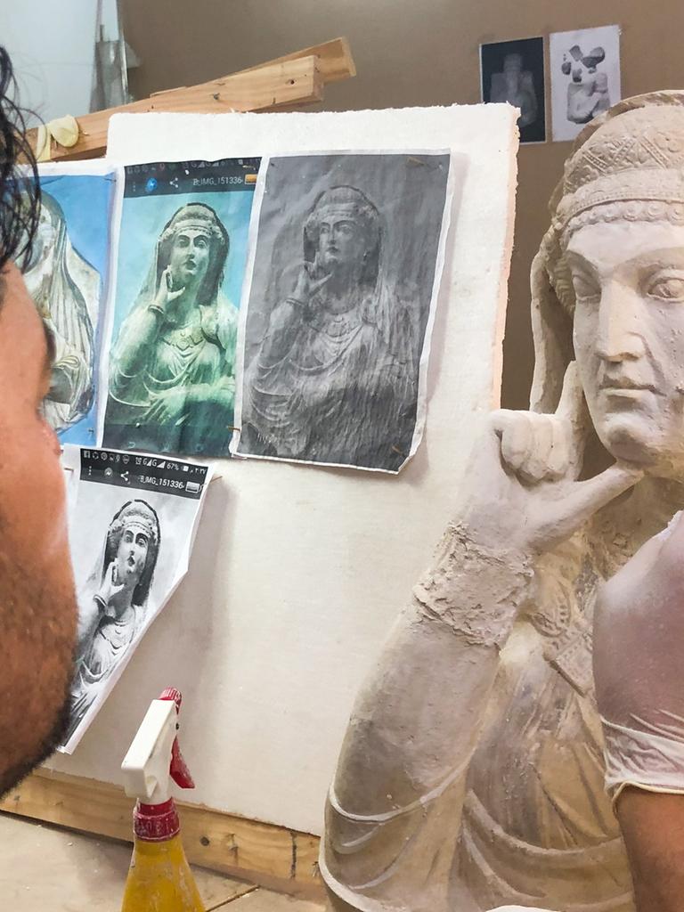 Ein Kunstrestaurator arbeitet an einem alten Basrelief aus Palmyra, das von Mitgliedern des IS zerstört wurde. Ein Kunstrestaurator arbeitet an einem alten Basrelief aus Palmyra, das von Mitgliedern des IS zerstört wurde.