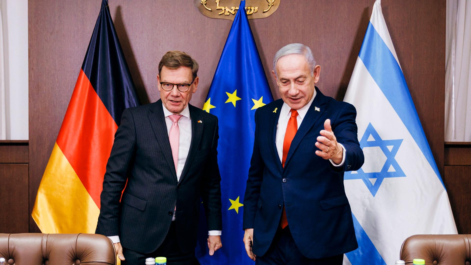 Benjamin Netanjahu empfängt Johann Wadephul in einem Konferenzsaal, zu sehen sind die Flaggen Israels, Deutschlands und der EU.