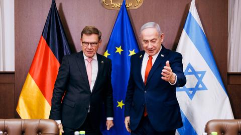 Benjamin Netanjahu empfängt Johann Wadephul in einem Konferenzsaal, zu sehen sind die Flaggen Israels, Deutschlands und der EU.