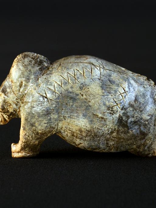 Die Mammut-Figurine aus der Vogelherd-Höhle ist etwa 40.000 Jahre alt und trägt auf ihrer Oberfläche mehrere Reihen von Kreuzen und Punkten.