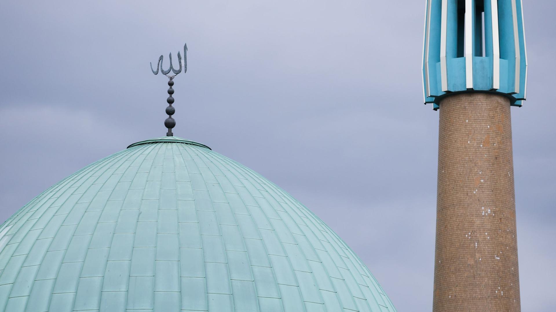 Außenansicht der Imam Ali Moschee (Blaue Moschee) mit dem Islamischen Zentrum Hamburg (IZH) an der Außenalster. Zu sehen ist eine Nahaufnahme der blauen Kuppel.
