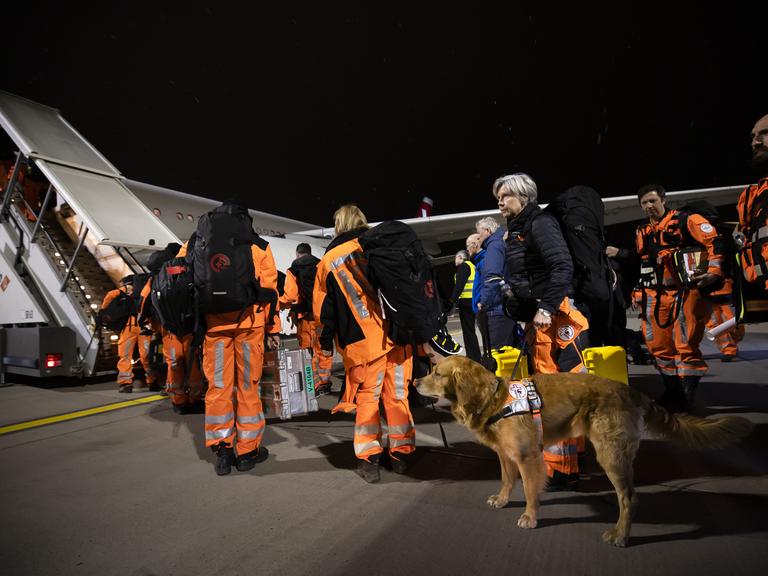 Rettungskräfte besteigen ein Flugzeug