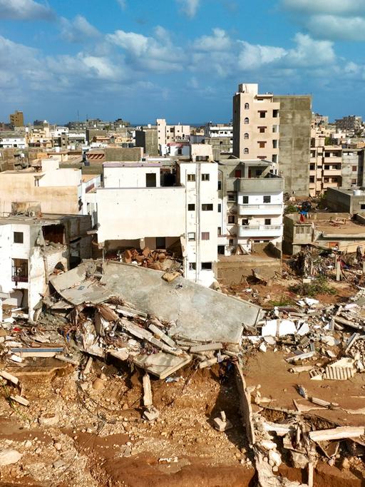 Das Foto zeigt viele zerstörte Häuser in der Stadt Darna in Libyen.
