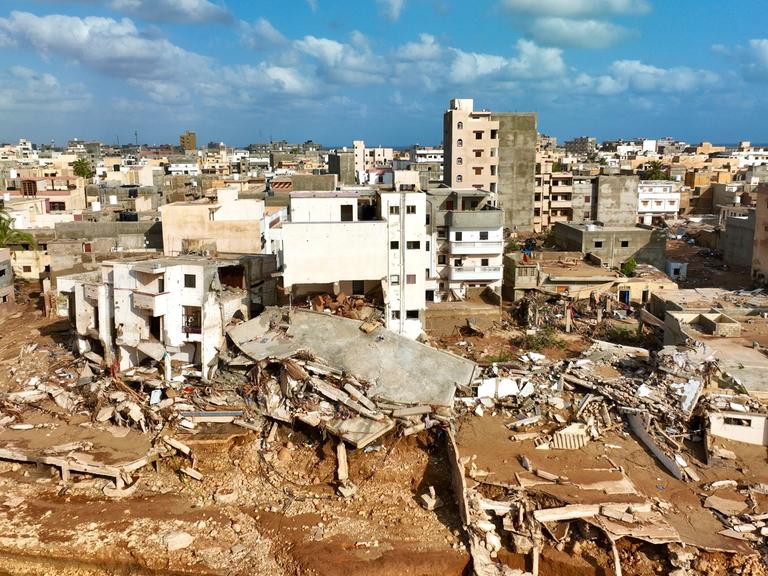 Das Foto zeigt viele zerstörte Häuser in der Stadt Darna in Libyen.