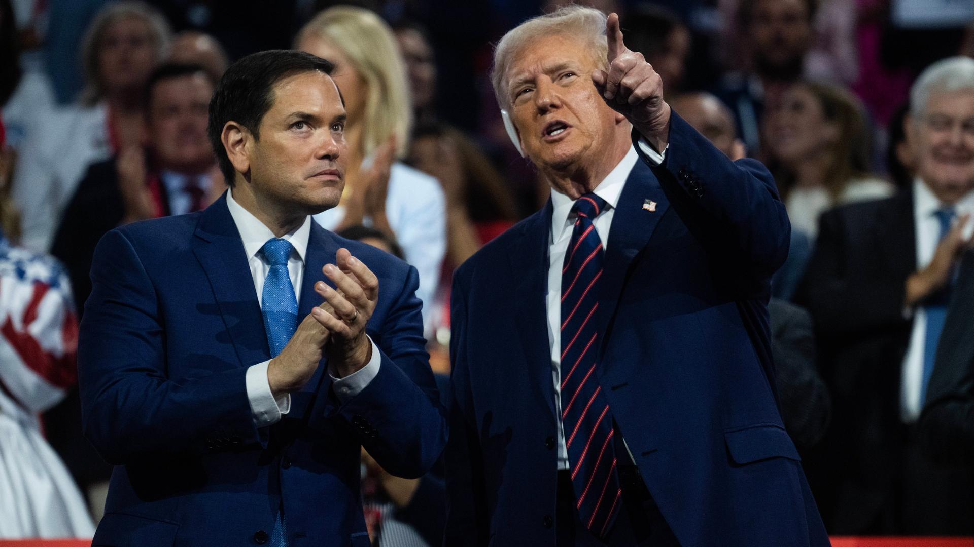 Die republikanischen Politiker Rubio und Trump stehen nebeneinander.