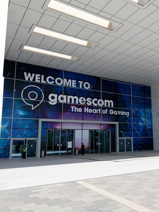 Gezeigt wird hier ein Eingang der Gamescom auf dem Kölner Messegelände.