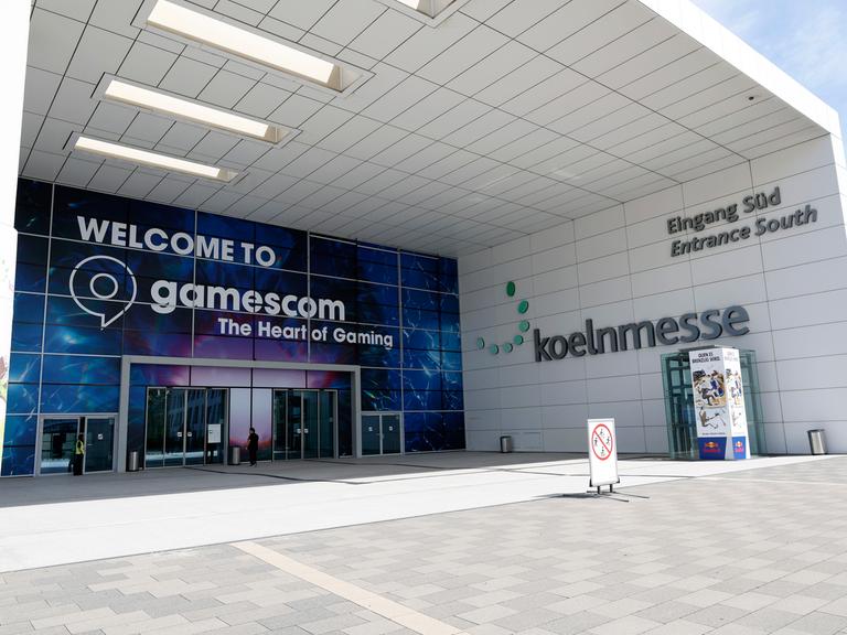 Gezeigt wird hier ein Eingang der Gamescom auf dem Kölner Messegelände.